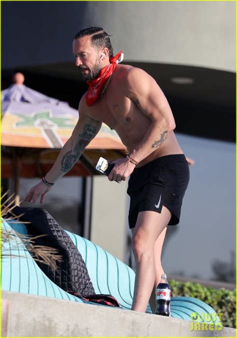 Pastor Carl Lentz Bares Ripped Body at the Beach。